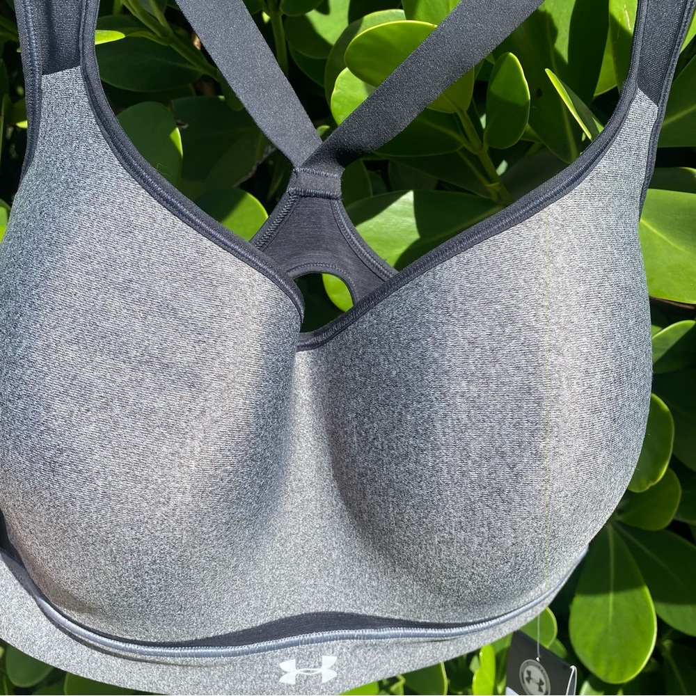 Under Armour womens high impact black sports bra, size 36DD. New with tags.